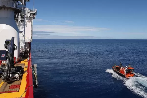 Nuevas señales en el fondo del mar devuelven la fe en el rastreo del avión