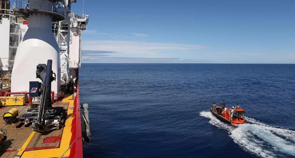 PATRULLAJE. Una lancha con equipo sofisticado busca en alta mar. reuters 