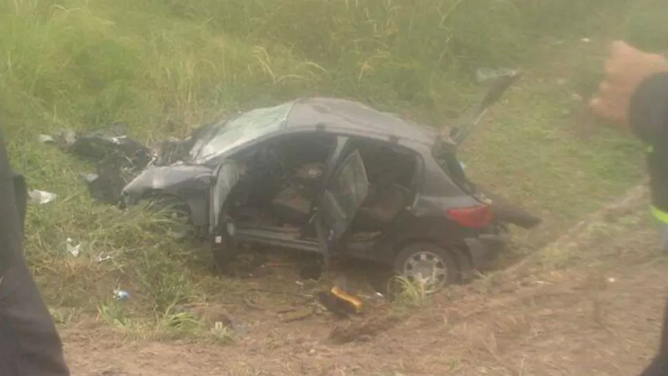 DESTRUIDO. Así quedó el auto en el que viajaban los dos hinchas de Atlético. FOTO DE TWITTER/FEDEMASSOTUC