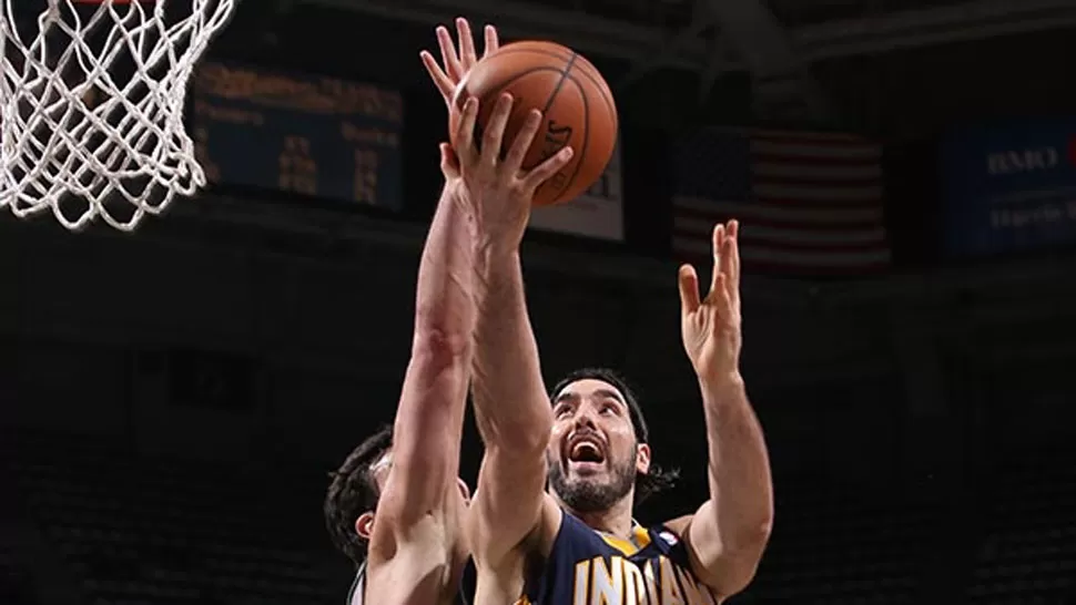 ARRIBA. Scola no desaprovechó los minutos extras y fue determinante en la victoria de su equipo. FOTO TOMADA DE NBA.COM