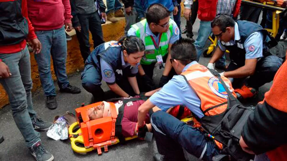 HERIDO. Uno de los jóvenes embestidos es trasladado. FOTO TOMADA DE AZTECANOTICIAS.COM.MX