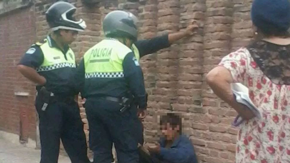 ATRAPADO. La Policía junto al presunto violador. FOTO TOMADA DE TWITTER/LILAPASTRANA