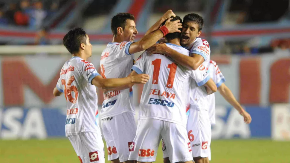 FESTEJO. Los jugadores de Arsenal abrazan al tucumano Emilio Zelaya (11), autor del primer gol para el equipo de Sarandí, en la goleada sobre Santos Laguna. TELAM