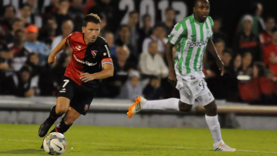 DURA LUCHA. Newell's debe ganarle al Atlético Nacional de Medellín para poder avanzar en la Copa Libertadores. Al final del primer tiempo pierde 2 a 1. TELAM