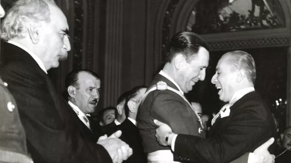 El General Perón junto al Doctor González Videla, en un abrazo fraterno.