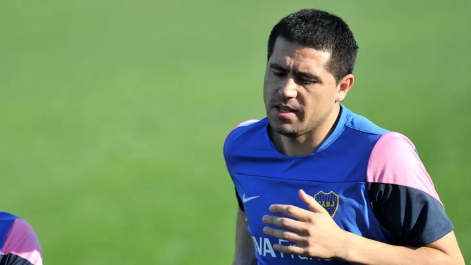 EN DUDA. El capitán xeneize Román Riquelme, que ayer no tocó la pelota y realizó solamente trabajos físicos, hizo fútbol hoy junto con Pablo Ledesma y Nicolás Colazo, aunque en el segundo turno, cuando el técnico Carlos Bianchi paró al once inicial, el 10 no estuvo.