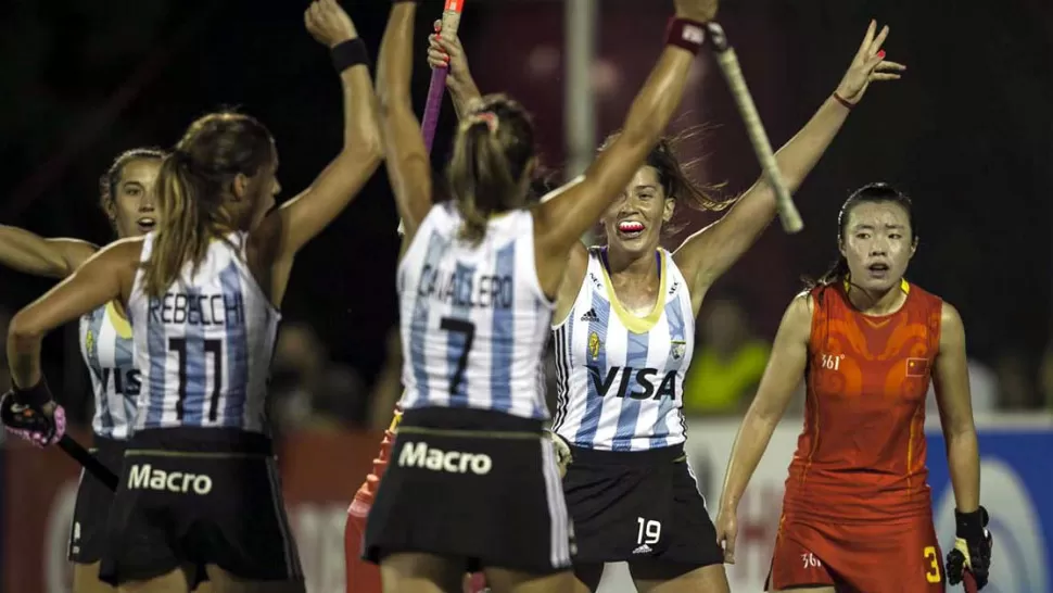 FESTEJO ARGENTINO. Las Leonas le ganaron a China 2 a 0 con dos goles de Carla Rebecchi. Las argentinas jugarán el domingo la final del Seis Naciones en Nueva Zelanda. 