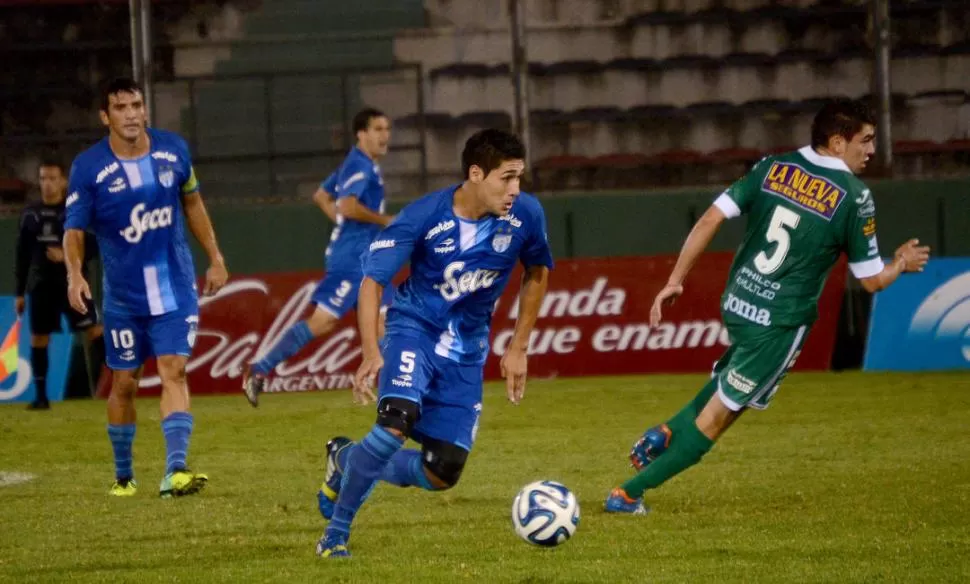 UNA CARAMBOLA. David Valdez, que controla la pelota, protagonizó una jugada increíble durante el primer tiempo: remató, la pelota pegó en los dos palos y salió.  