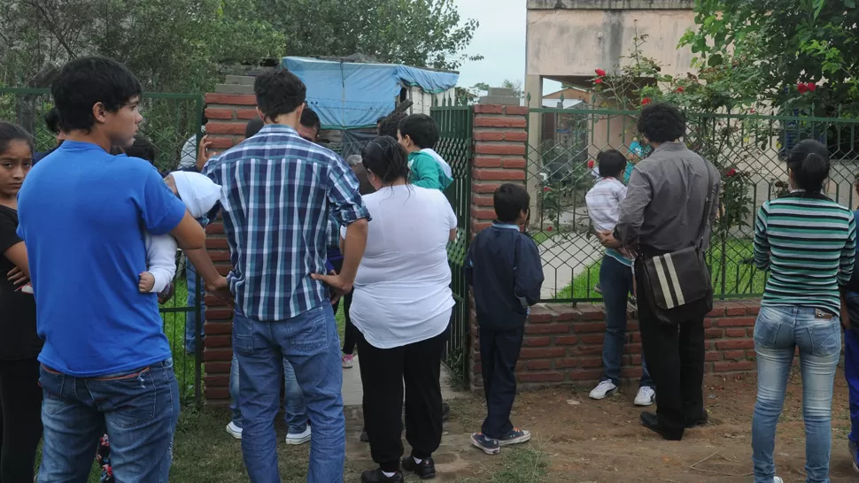 CONMOCION. Momentos de profundo dolor se vivieron en el velorio de la joven asesinada. LA GACETA / FOTO DE INES QUINTEROS ORIO