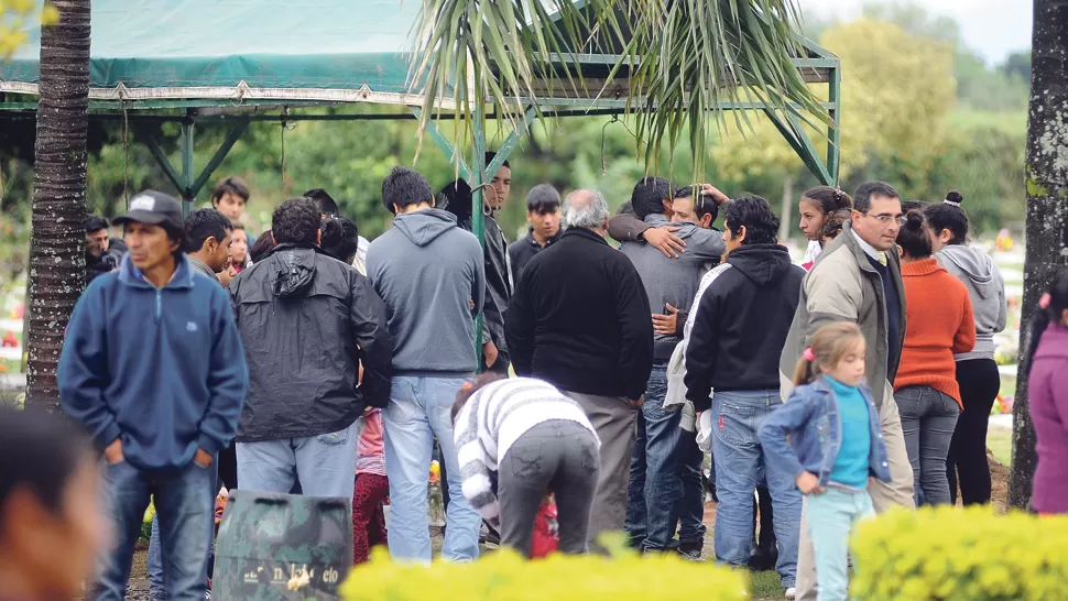 SIN CONSUELO. Los familiares de la joven asesinada la despidieron en una mañana, gris cubierta por su dolor. 
