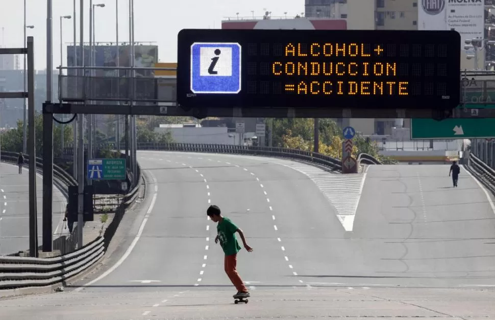 VACÍA. Por la huelga, la 9 de Julio pudo ser usada como pista para patinetas. dyn 