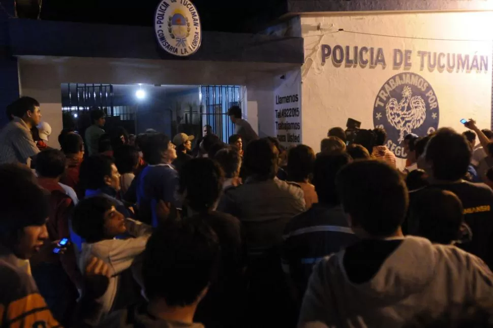 “¡QUE SE VAYAN!”. Los vecinos pidieron en la comisaría que desplacen a los policías que están en la dependencia.  