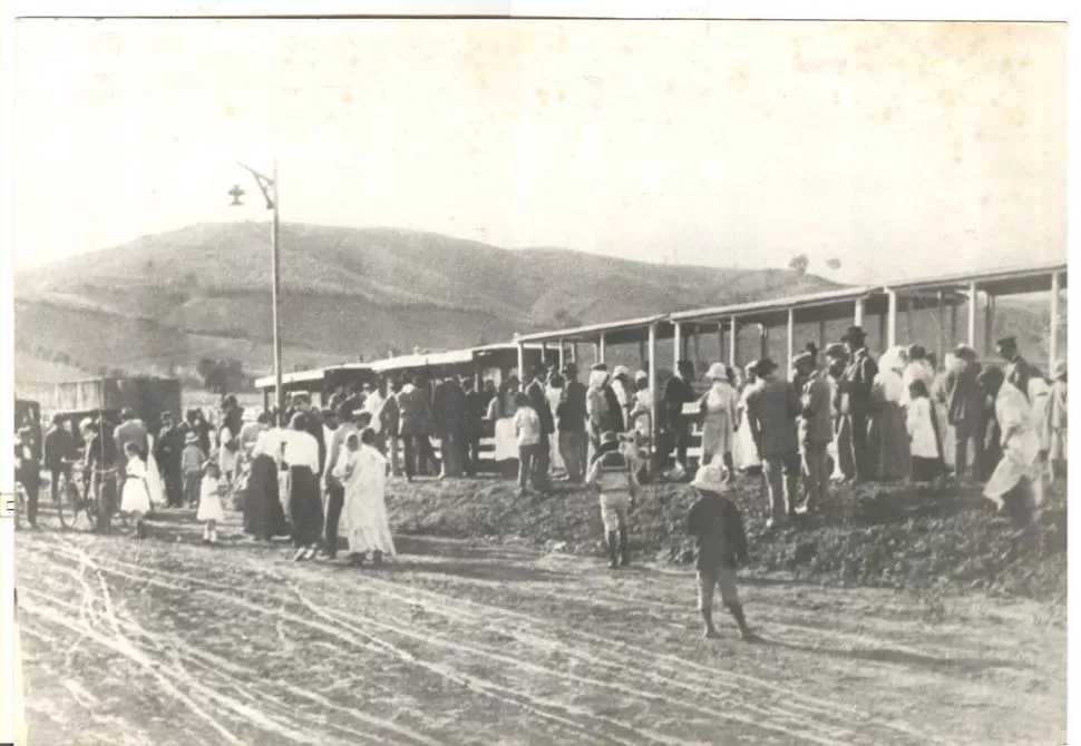 LA TERMINAL DE HORCO MOLLE. La escena es de la segunda mitad de la primera década del siglo pasado. Aún no se había trazado el camino a El Corte y los pasajeros aguardan en la parada al pie del cerro. Por entonces el tranvía rural era rentable. Pero el alto costo de su mantenimiento y el chisporroteo que ocasionaba la máquina al arrojar brasas sobe los coches provocaba quemaduras en las ropas de los pasajeros. foto gentileza familia sancho miñano de yerba buena