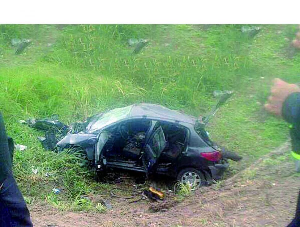 DESTRUIDO. Así quedó el auto que trasladaba a los tres integrantes de la familia Ferreyra. Sólo el conductor sobrevivió. 