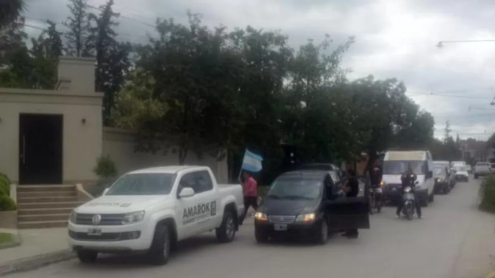 MANIFESTACIÓN. Los vecinos realizaron la caravana para protestar. FOTO GENTILEZA DEL FORO DE CIUDADANOS DE YERBA BUENA