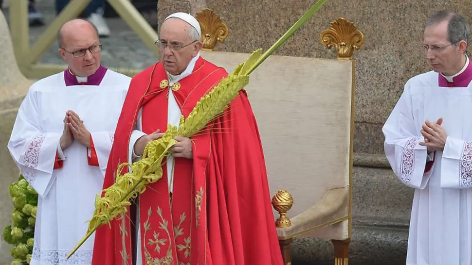 RITO. Francisco cerró laprocesión portando en sus manos una palma, de dos metros de altura, trenzada con tres ramas que simbolizan la Santísima Trinidad. FOTO TOMADA DE INFOBAE.COM