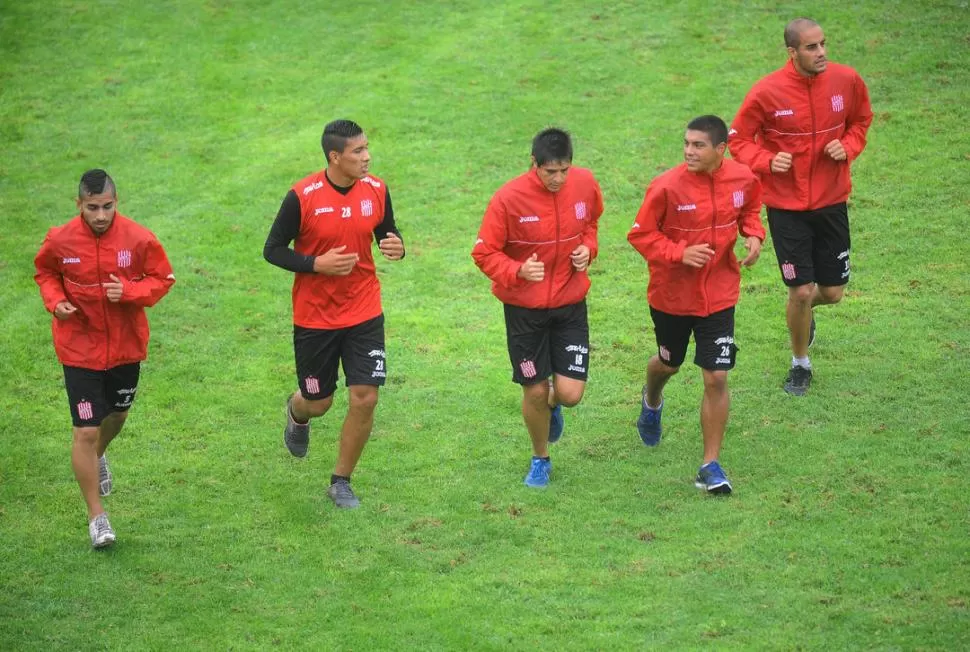 ENTRE LOS GRANDES. “Nico” Riveros trota junto a Fernández y Medina, y charla con el “Monito” en pleno entrenamiento. 