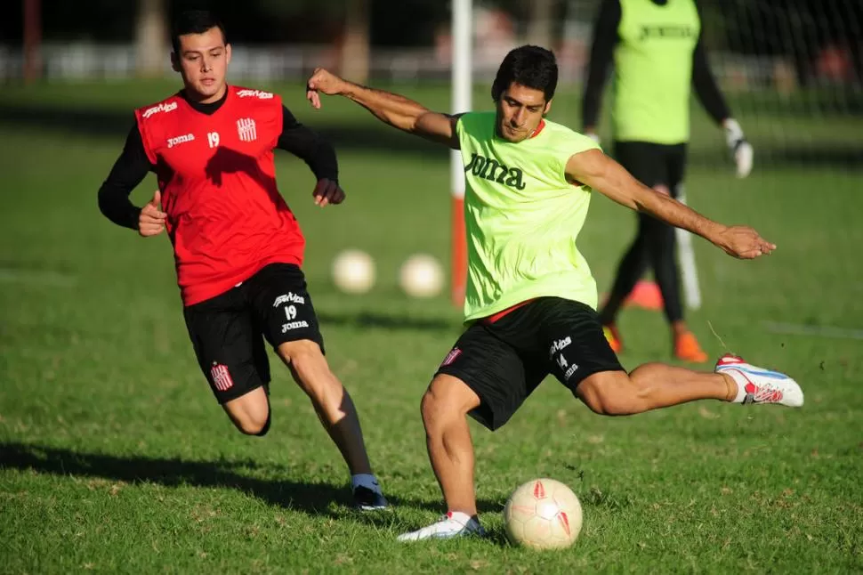 FESTEJO. Al término de la práctica de ayer, el plantel “santo” celebró el cumpleaños número 25 de César More. 