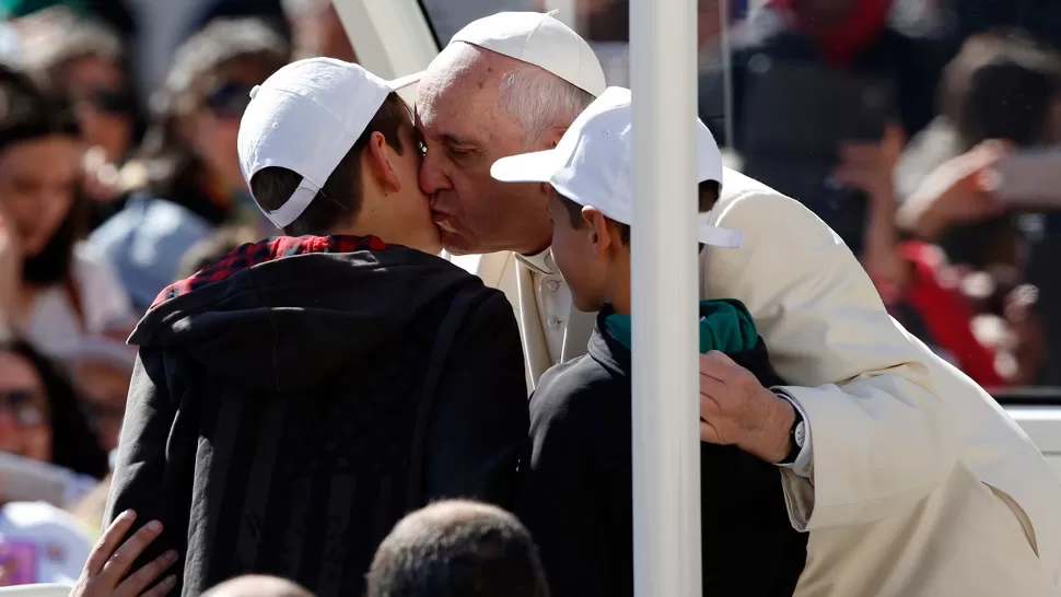 INVITADOS. ¿Les gustó la excursión?, le preguntó el papa a los niños que invitó a su papamóvil. REUTERS