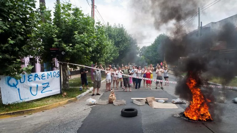 MODALIDAD. Los cortes de calles se volvieron moneda corriente en la Argentina. FOTO TOMADA DE INFOBAE.COM