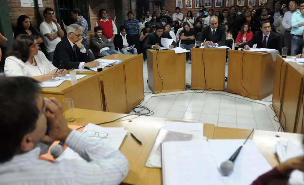 DOS SEMANAS CONVULSIONADAS. Los ediles deliberaron luego del escándalo por los contratos de familiares de la mediática Marianela Mirra.
 LA GACETA/ FOTO DE INÉS QUINTEROS ORIO