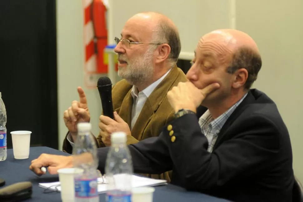 EXPOSICIÓN. Ruiz Pesce y Díaz Ricci reclaman que los candidatos debatan sus propuestas de cara a la comunidad. la gaceta / FOTO DE JORGE OLMOS SGROSSO