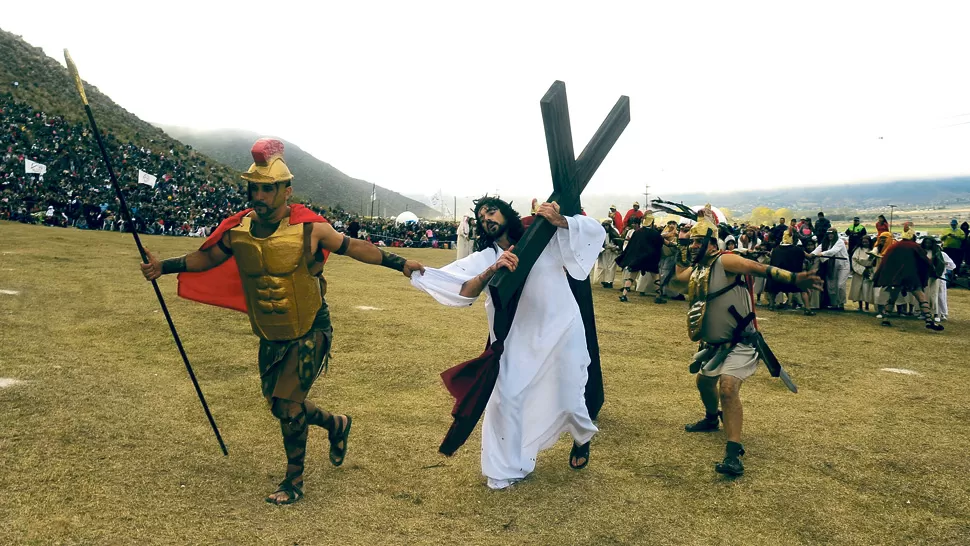 CAMINO AL CALVARIO. La escena, en el deslumbrante paisaje del paraje Ojo de Agua, muestra cuando Jesús es llevado con la cruz a cuestas y a los azotes hacia el Gólgota, donde lo crucificarán junto a dos ladrones comunes. LA GACETA / FOTO DE OSVALDO RIPOLL