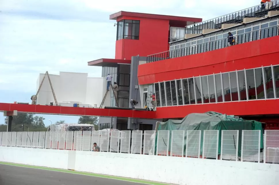 UN DETALLE GLAMOROSO. El podio se instalará en un alero que sale del sector de paddocks y que cruza la calle de boxes. Muy cerca se destacan las cabinas de transmisión para radio y TV y la torre de control, que fue ampliada. 