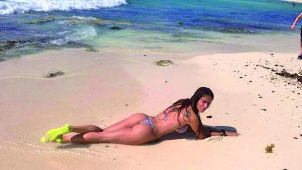 SERENA. Mirra subió a Twitter una foto en que se la ve tendida en la playa.  