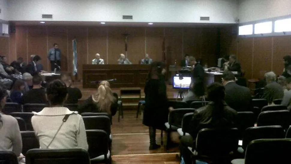 PEDIDO. Por solicitud de uno de los defensores, la madre de Cassandre ya no se parará a mirar a la cara a los imputados. FOTO DE @PRENSAJU