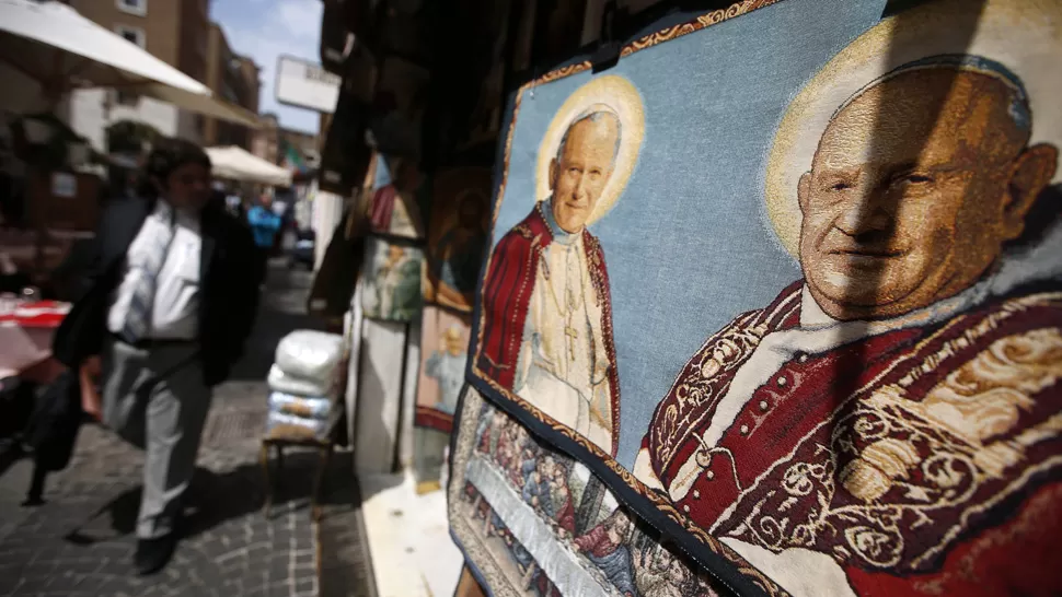 PREPARATIVOS. Un mural con las caras de los próximos santos. REUTERS