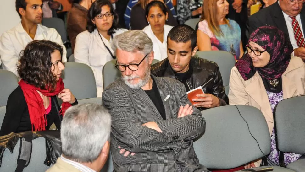 PREOCUPADOS. Aliénor Bouvier (de pañuelo rojo) difundió el comunicado que elaboró su abogado francés. Fotos Marcelo Alejandro Miller (especial para la gaceta)