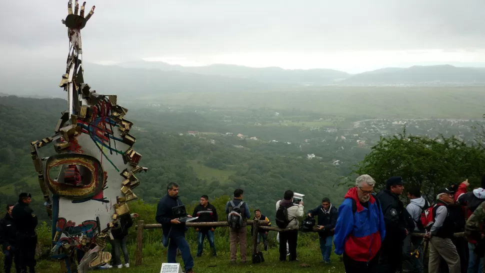 RECUERDO. En el lugar donde encontraron los cuerpos de Houria y Cassandre se levantó un monumento. FOTO ARCHIVO