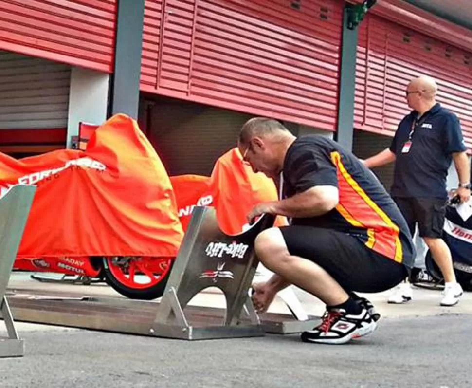 MIMOS PARA LAS “BESTIAS”. Los mecánicos trabajaron ayer en los boxes en los detalles del armado de las motos. 