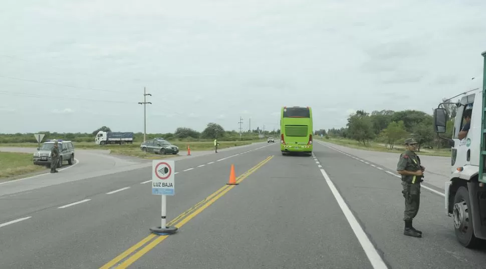 RUTA TRANQUILA. En la jornada de ayer no hubo un gran movimiento de vehículos desde San Miguel de Tucumán a Las Termas. Hoy cambiará el panorama. 