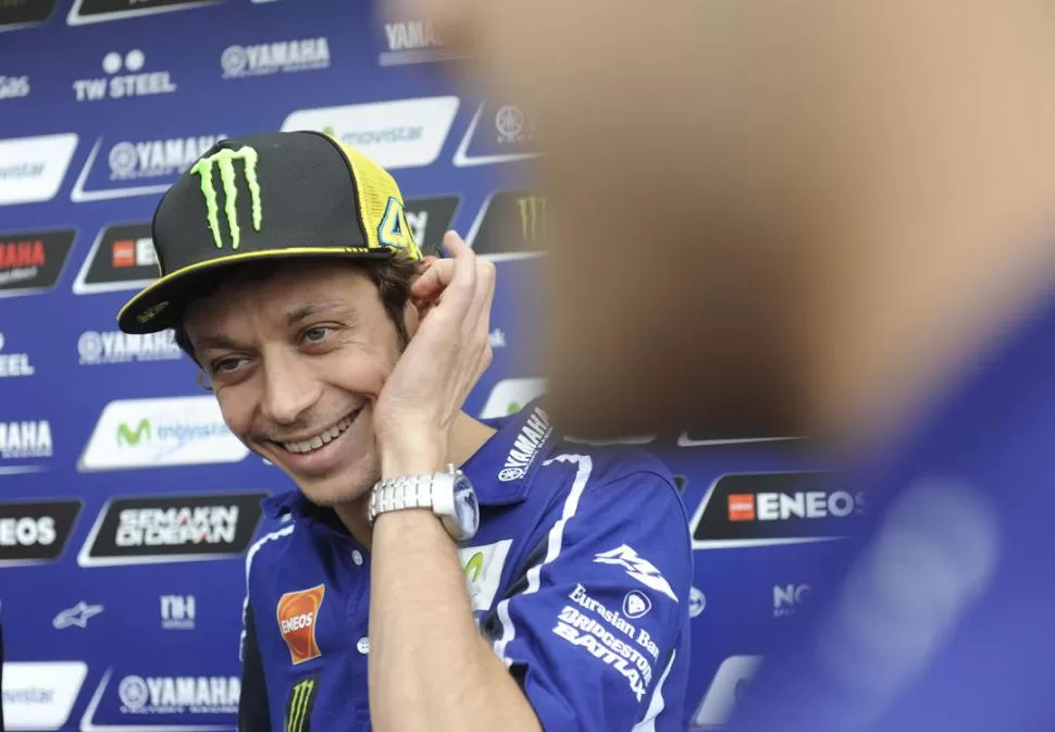 CON LA MEJOR ONDA. Valentino Rossi devolvió gentilezas al público de todos los sectores y alabó la pasión con la que los argentinos viven el Moto GP. 