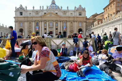 Miles de fieles esperan la canonización de los dos Papas
