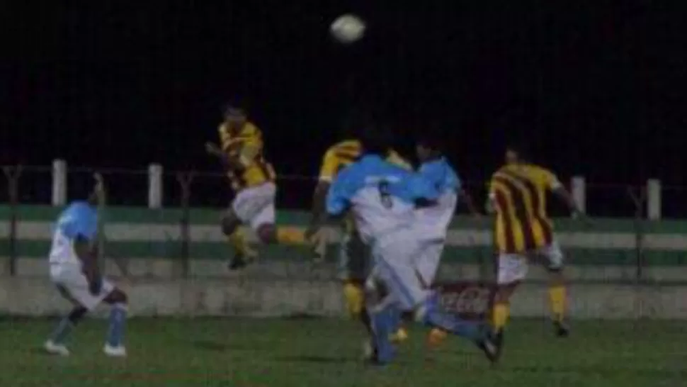 NOCHE NEGRA. Atlético Concepción tuvo una mala noche en Salta y cayó 4 a 2 ante Atlético Mitre. FOTO TOMADA DE CUENTA DE TWITTER DE CLUB ATLETICO MITRE