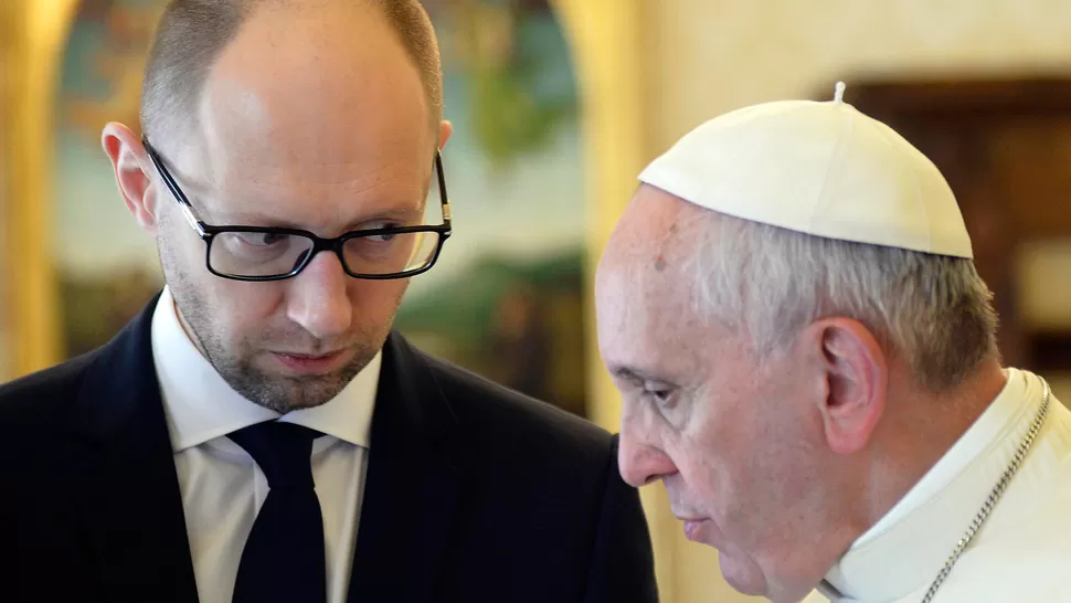 ENCUENTRO. El primer ministro escucha al Papa. REUTERS.