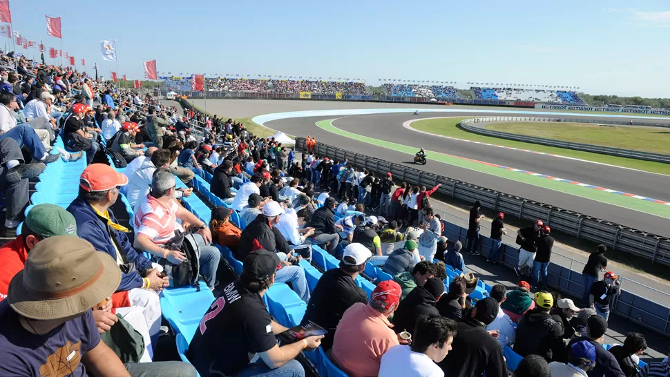 A DISFRUTAR. Miles de espectadores disfrutan del MotoGP. LA GACETA/ FOTO DE JUAN PABLO SÁNCHEZ NOLI