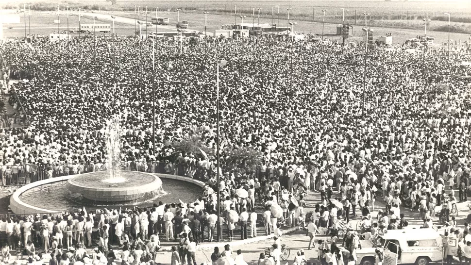 A PLENO SOL. Bajo un calor abrasador, los tucumanos esperaron estoicamente la llegada del avión que traía al papa Juan Pablo II. ARCHIVO LA GACETA