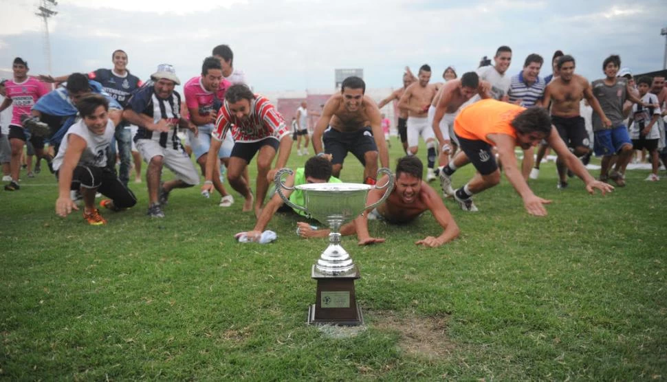 POR LA COPA. Almirante Brown intentará retener el título que ganó en 2013. 