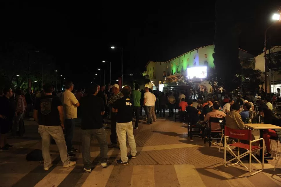 PUNTO DE ENCUENTRO. Como se esperaba, la zona del Casino fue la de mayor convergencia nocturna. Muchísimas personas debieron esperar de pie, “al acecho” de alguna mesa que se desocupara. 