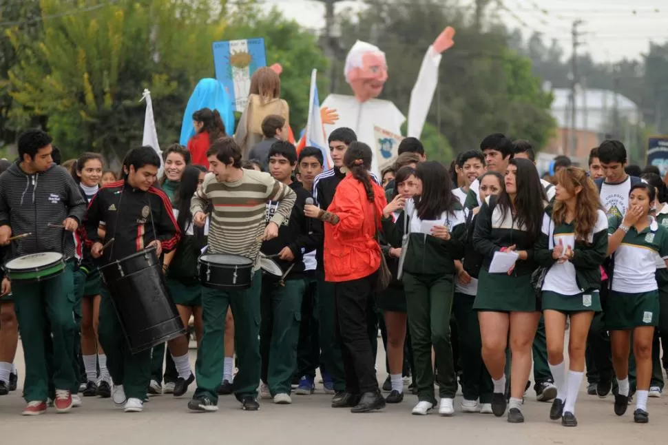 DEVOCIÓN. Jóvenes de distintos colegios y parroquias de Alderetes expresan con alboroto su alegría. 