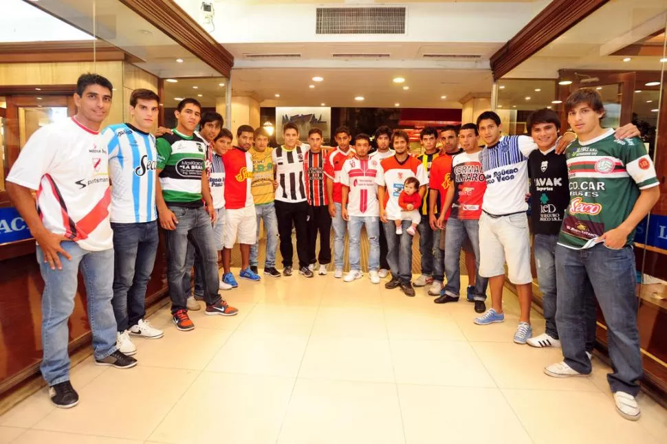 LOS QUE POSARON. Participaron de la producción Walter Morales (Ñuñorco), Juan Pablo Sale (Atlético), Luis Gómez (San Fernando), Luis Cativa (Unión Aconquija), Ibáñez (San Juan), Ramón Lizárraga (Sportivo Guzmán), Nelson Acosta (Ateneo), Santiago Borquez (Cruz Alta), Erik Núñez (La Florida), Emmanuel García (All Boys), Alberto Díaz (Jorge Newbery), Juan Jiménez Cruz (San Antonio), Edgardo Rojas (Tucumán Central), Bruno Rivas (Estación Experimental), Gabriel Luna (Sportivo Guzmán), Maximiliano Juárez (Amalia), Sergio Amaya (San Juan),Miguel Manovich (Central Norte) y Santiago Peralta (San Jorge). 