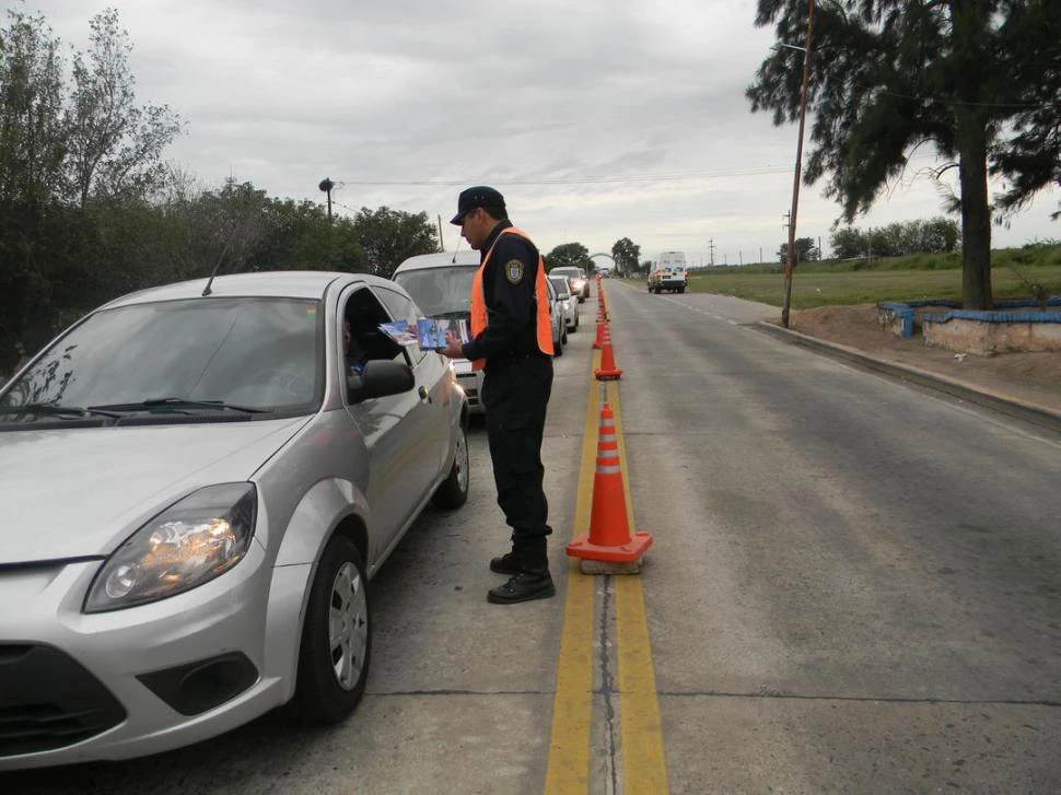 TODO LO QUE HAY QUE SABER. La policía repartió guías informativas de la prueba. 