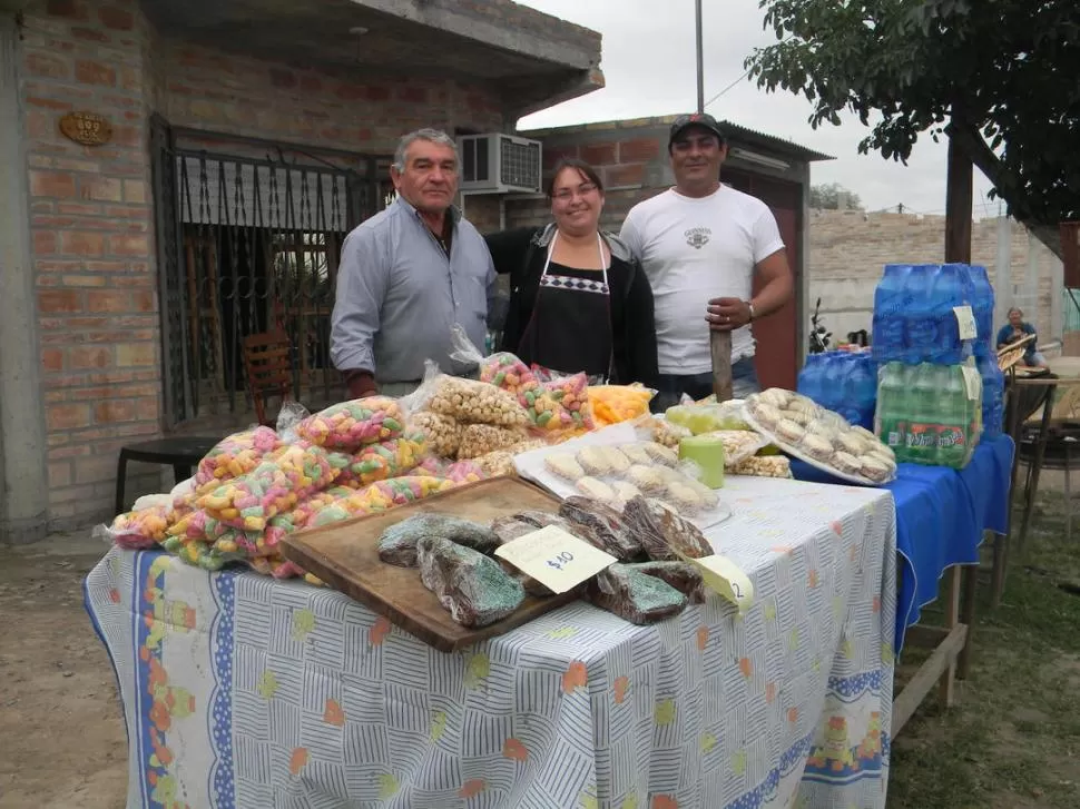 VENDEDORES. Los Galván improvisaron un puestito donde ofertan desde chizitos hasta alfajores de maicena y bizcochuelos. 