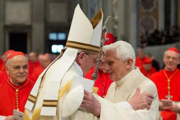 Benedicto XVI concelebra con Francisco la canonización