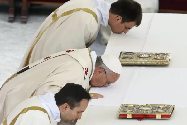 Francisco recibió las reliquias de los dos nuevos santos