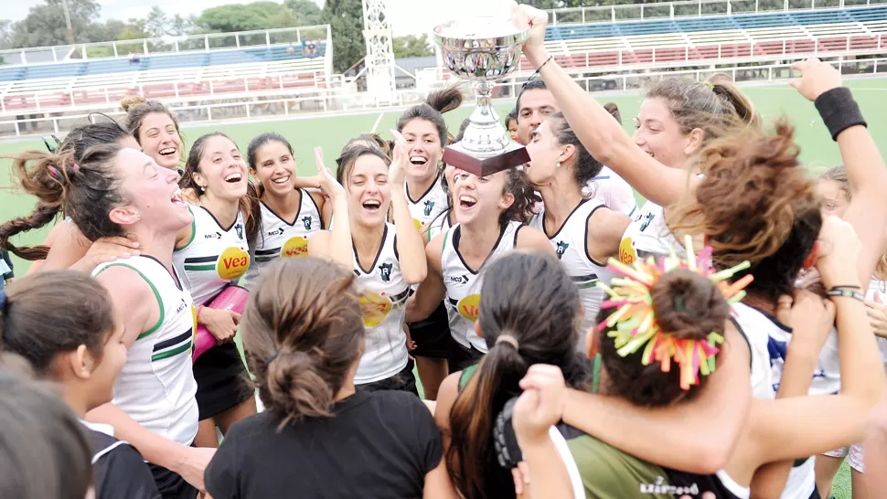 REINADO “VERDINEGRO”. Las jugadoras del equipo conducido por Rafael Darnay festejan con la copa en alto en el estadio del club Natación y Gimnasia. LA GACETA / FOTO DE HÉCTOR PERALTA